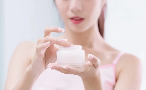 Sử dụng kem dưỡng ẩm giúp da bạn đẹp mịn màng và tươi trẻ